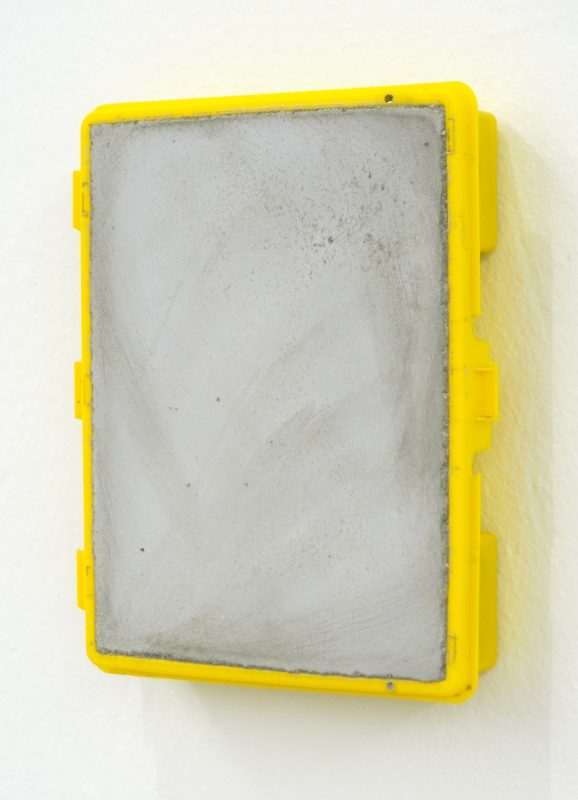 Eine  Platte könnte ein Boden Sein - 2-4 - Beton und Kunststoff - 17 x 14 x 4 - 2024